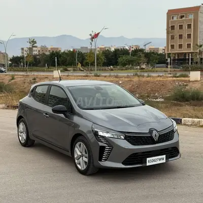رونو كليو 5 رمادية، منظر أمامي جانبي