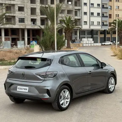 رونو كليو 5 رمادية، منظر خلفي جانبي