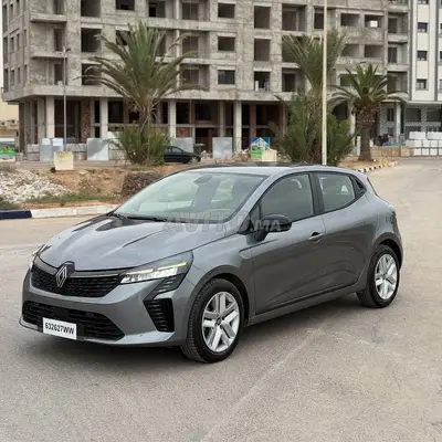 رونو كليو 5 رمادية، منظر أمامي