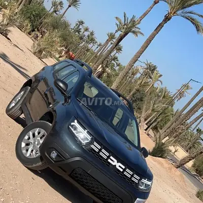 داسيا داستر زرقاء داكنة، منظر أمامي