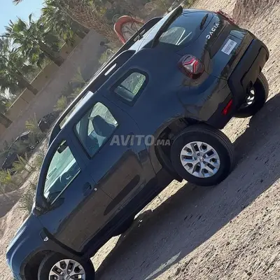 داسيا داستر زرقاء داكنة، منظر جانبي