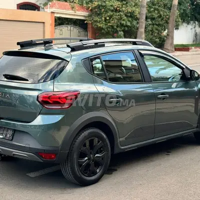 داسيا سانديرو ستيبواي رمادية مخضرة، منظر خلفي جانبي