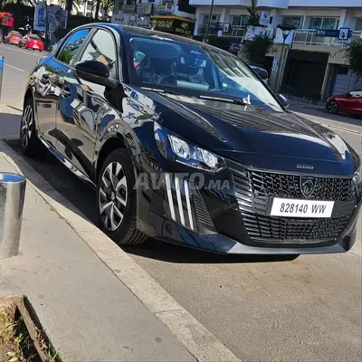 بيجو 208 سوداء، منظر أمامي جانبي