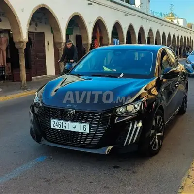 بيجو 208 سوداء أمام أقواس