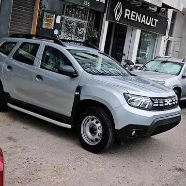 داسيا داستر رمادية فاتحة، منظر أمامي جانبي